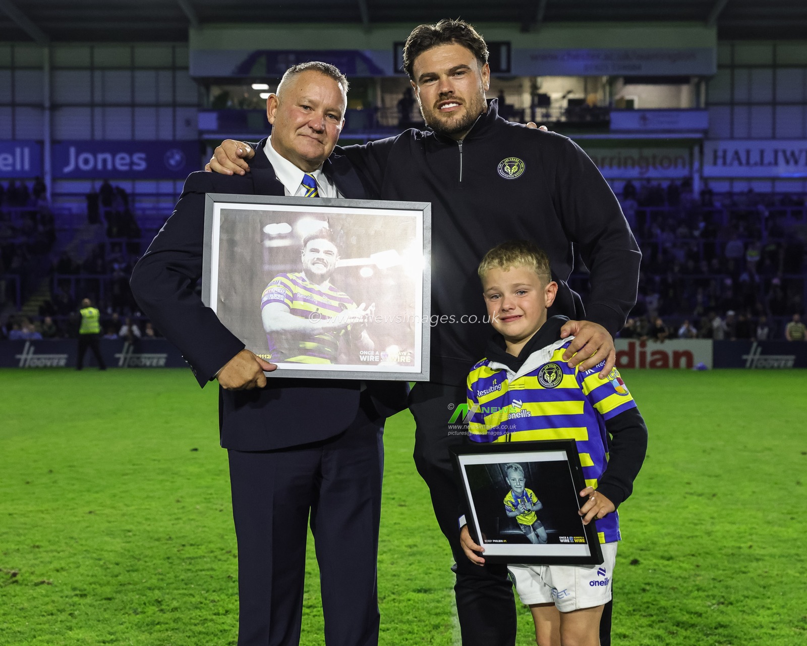 Joe Philbin of Warrington Wolves receives a presentation from Warrington Wolves chairman Stuart Middleton during the Betfred Super League round 27 match Warrington Wolves vs Toulouse Olympique at The Halliwell Jones Stadium, Warrington, United Kingdom on 11 September 2026

(Photo by Mark Cosgrove/News Images)