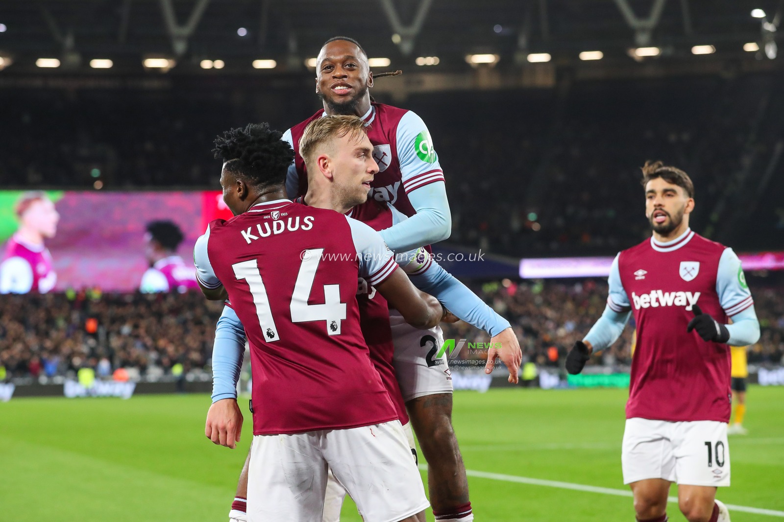 Jarrod Bowen of West Ham United celebrates his goal to make it 2-1 during the Premier League match West Ham United vs Wolverhampton Wanderers at London Stadium, London, United Kingdom, 9th December 2024

(Photo by Izzy Poles/News Images)