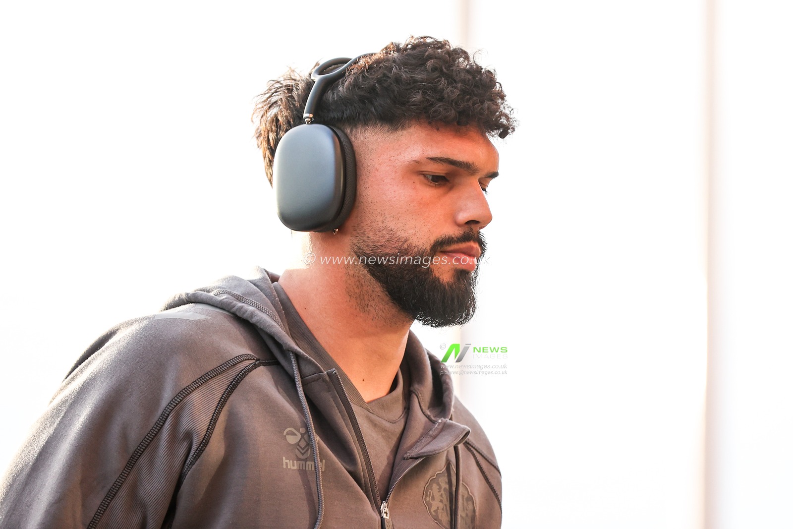 Omar Alderete of Sunderland arrives during the Premier League match Sunderland vs Arsenal at Stadium Of Light, Sunderland, United Kingdom on 12 September 2026

(Photo by Alfie Cosgrove/News Images)