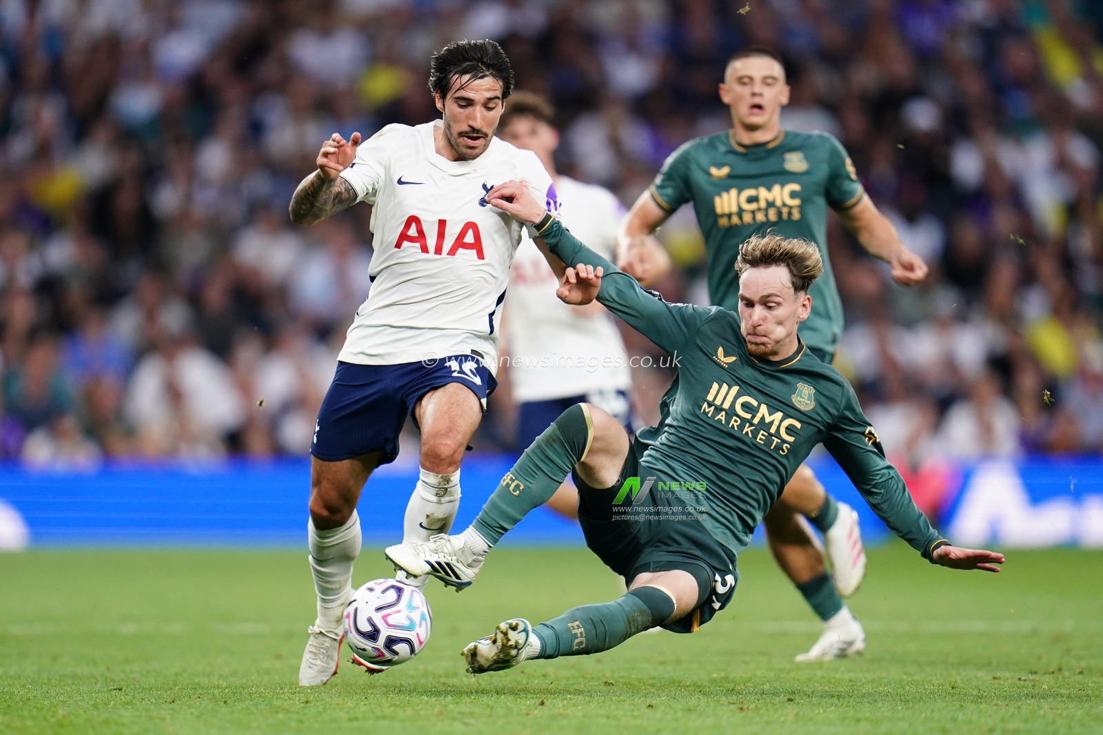 James Garner of Everton makes challenge on Sandro Tonali of Tottenham Hotspur during the Premier League match Tottenham Hotspur vs Everton at Tottenham Hotspur Stadium, London, United Kingdom on 12 September 2026

(Photo by Harvey Murphy/News Images)