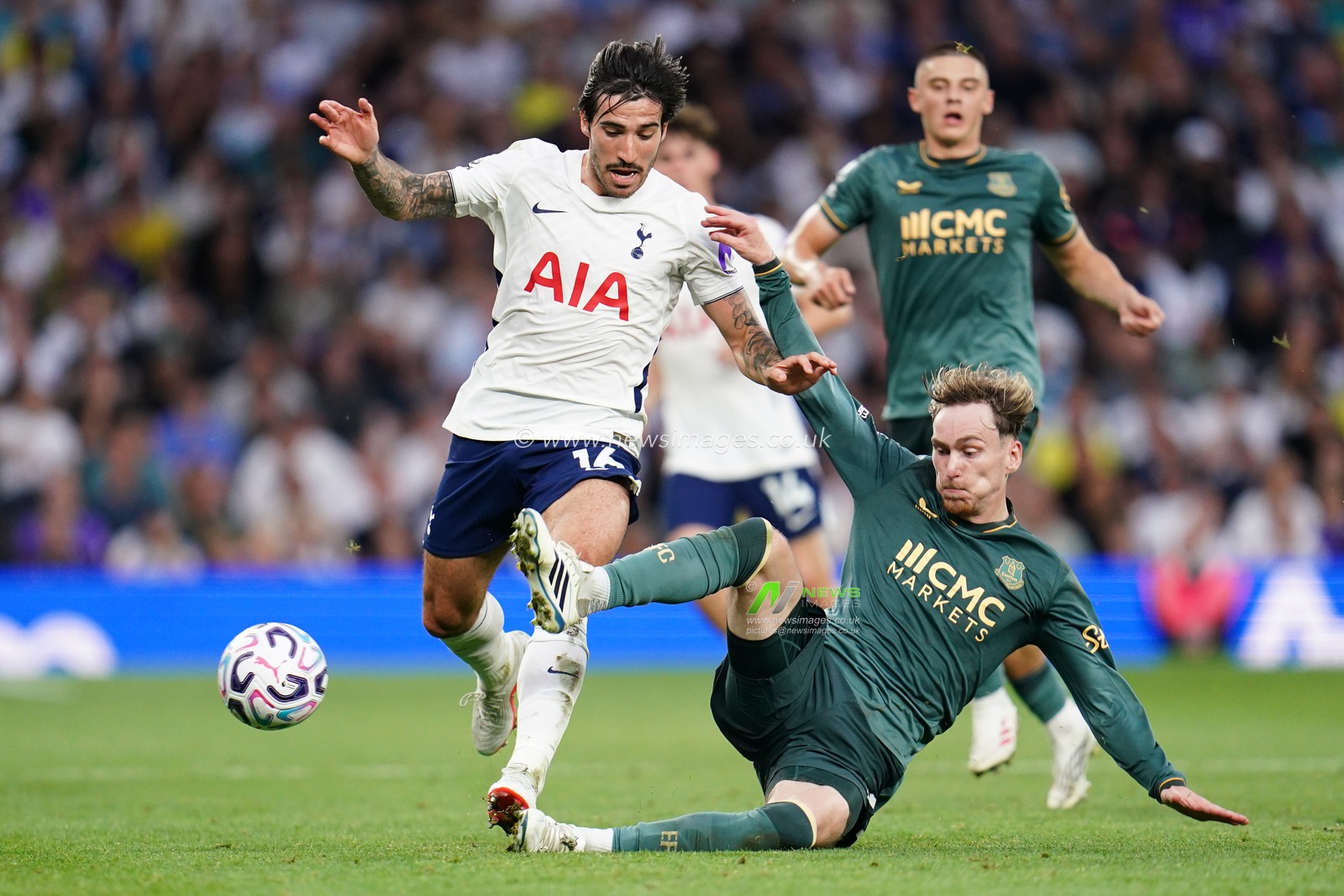 Sandro Tonali of Tottenham Hotspur and James Garner of Everton during the Premier League match Tottenham Hotspur vs Everton at Tottenham Hotspur Stadium, London, United Kingdom on 12 September 2026

(Photo by Harvey Murphy/News Images)