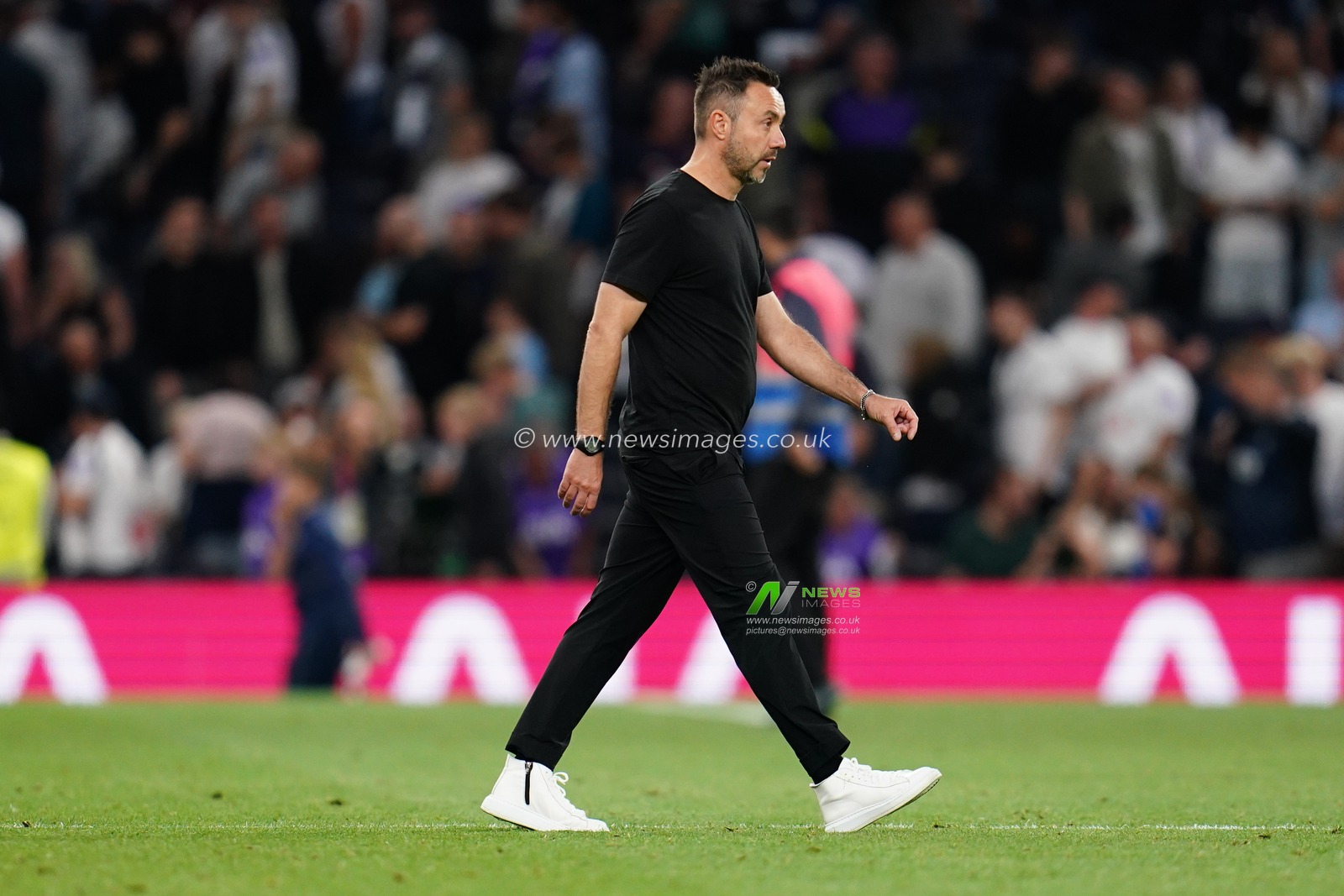 Roberto De Zerbi manager of Tottenham Hotspur at full time during the Premier League match Tottenham Hotspur vs Everton at Tottenham Hotspur Stadium, London, United Kingdom on 12 September 2026

(Photo by Harvey Murphy/News Images)