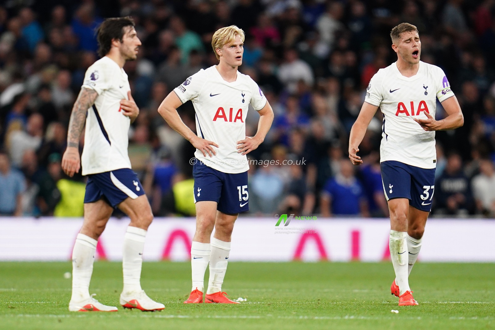 Tottenham Hotspur players at full time during the Premier League match Tottenham Hotspur vs Everton at Tottenham Hotspur Stadium, London, United Kingdom on 12 September 2026

(Photo by Harvey Murphy/News Images)