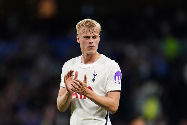 Jan Paul van Hecke of Tottenham Hotspur applauds home support at full time during the Premier League match Tottenham Hotspur vs Everton at Tottenham Hotspur Stadium, London, United Kingdom on 12 September 2026

(Photo by Harvey Murphy/News Images)