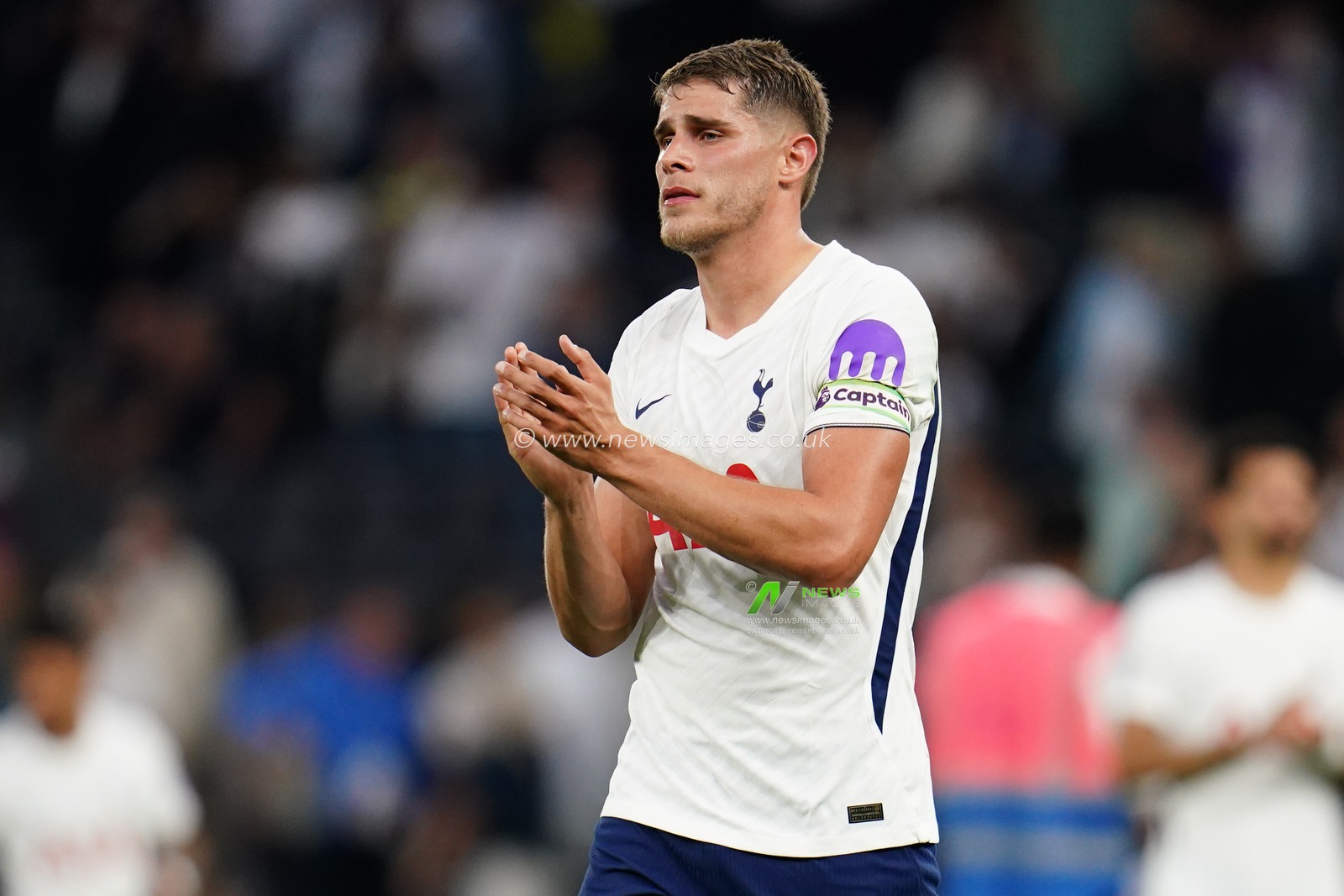 Micky van de Ven of Tottenham Hotspur applauds home support at full time during the Premier League match Tottenham Hotspur vs Everton at Tottenham Hotspur Stadium, London, United Kingdom on 12 September 2026

(Photo by Harvey Murphy/News Images)
