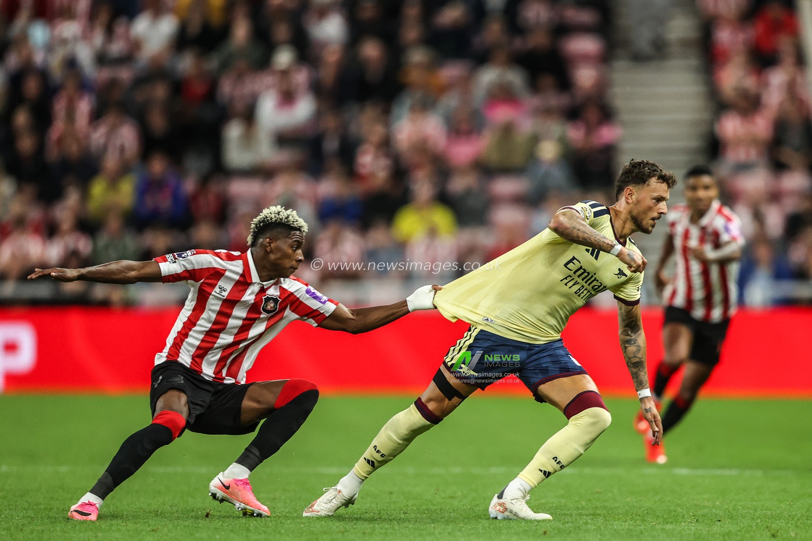 Ben White of Arsenal has his shirt pulled by Nilson Angulo of Sunderland during the Premier League match Sunderland vs Arsenal at Stadium Of Light, Sunderland, United Kingdom on 12 September 2026

(Photo by Alfie Cosgrove/News Images)