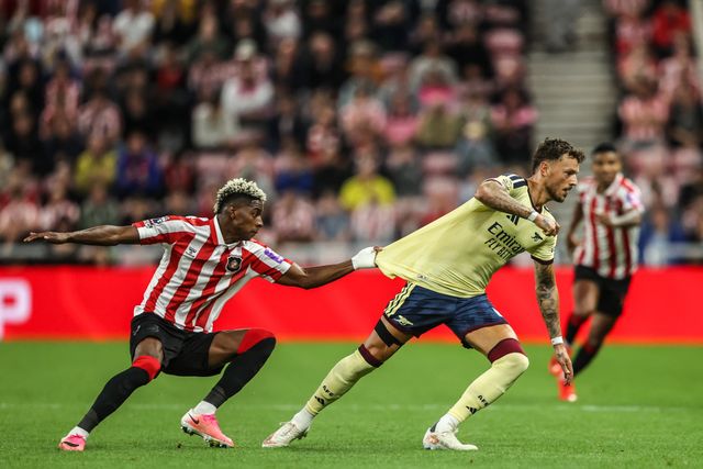 Ben White of Arsenal has his shirt pulled by Nilson Angulo of Sunderland during the Premier League match Sunderland vs Arsenal at Stadium Of Light, Sunderland, United Kingdom on 12 September 2026

(Photo by Alfie Cosgrove/News Images)