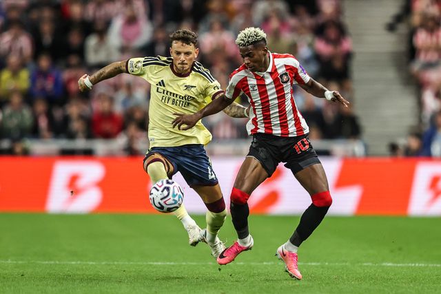 Ben White of Arsenal and Nilson Angulo of Sunderland battle for the ball during the Premier League match Sunderland vs Arsenal at Stadium Of Light, Sunderland, United Kingdom on 12 September 2026

(Photo by Alfie Cosgrove/News Images)