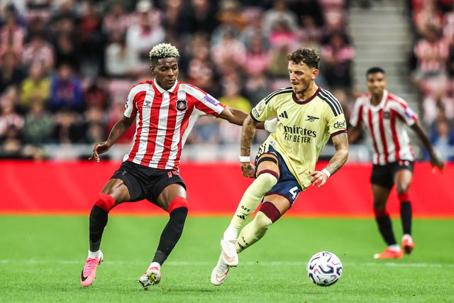 Nilson Angulo of Sunderland and Ben White of Arsenal battle for the ball during the Premier League match Sunderland vs Arsenal at Stadium Of Light, Sunderland, United Kingdom on 12 September 2026

(Photo by Alfie Cosgrove/News Images)