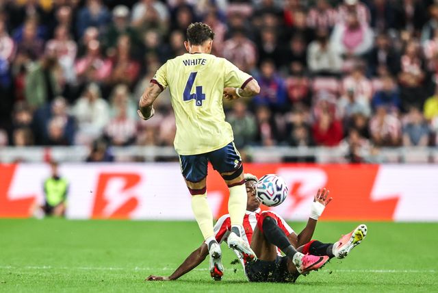 Nilson Angulo of Sunderland and Ben White of Arsenal battle for the ball during the Premier League match Sunderland vs Arsenal at Stadium Of Light, Sunderland, United Kingdom on 12 September 2026

(Photo by Alfie Cosgrove/News Images)