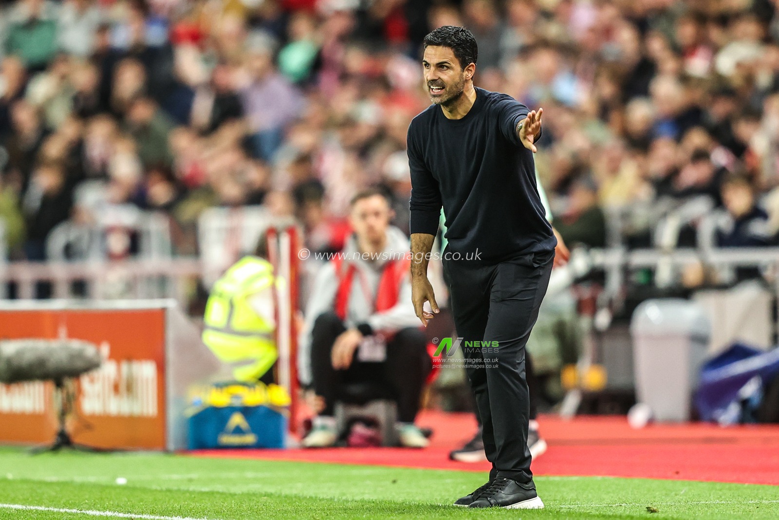 Mikel Arteta manager of Arsenal gives his team instructions during the Premier League match Sunderland vs Arsenal at Stadium Of Light, Sunderland, United Kingdom on 12 September 2026

(Photo by Alfie Cosgrove/News Images)