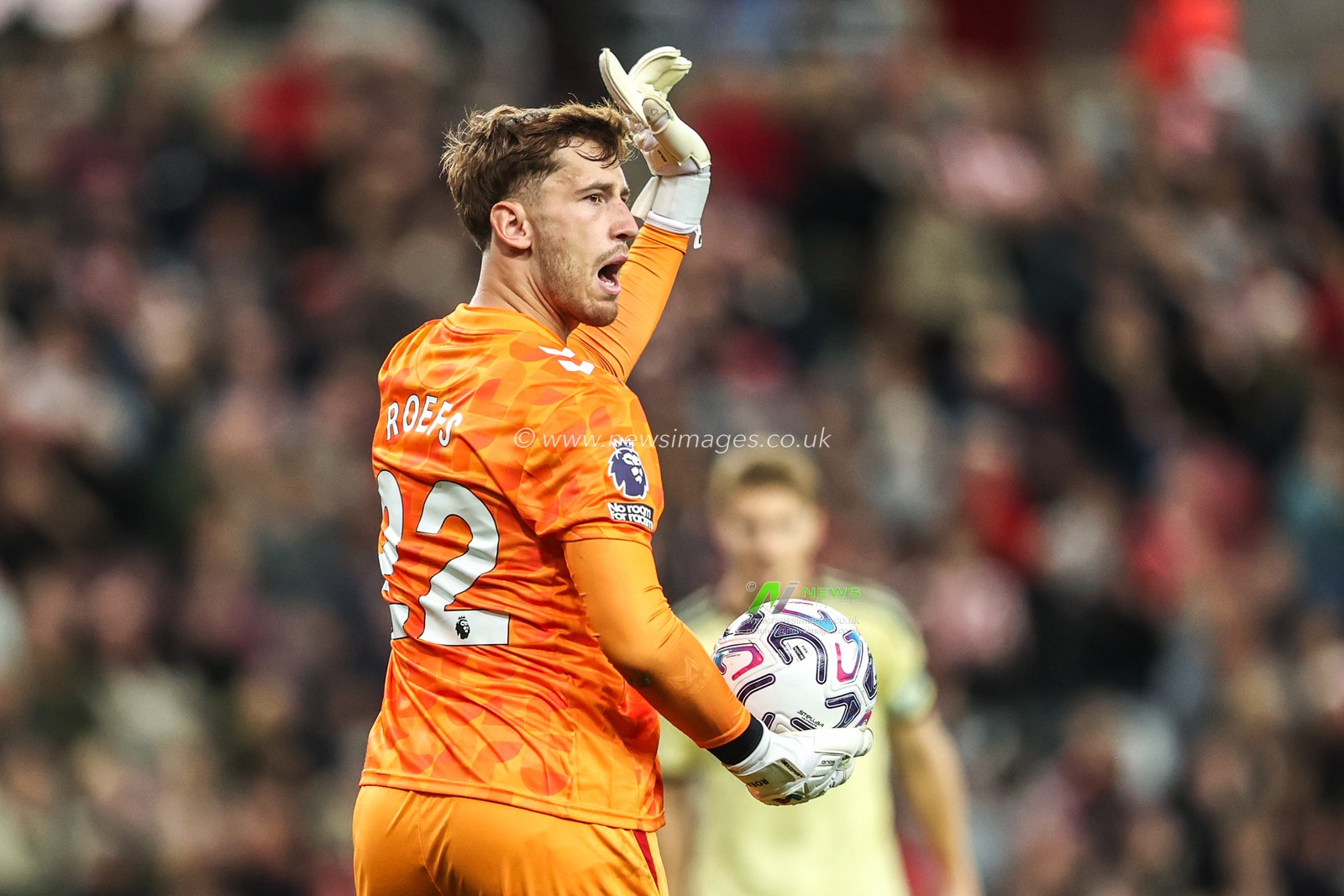Sunderland goalkeeper Robin Roefs gives his team instructions during the Premier League match Sunderland vs Arsenal at Stadium Of Light, Sunderland, United Kingdom on 12 September 2026

(Photo by Alfie Cosgrove/News Images)