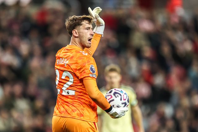 Sunderland goalkeeper Robin Roefs gives his team instructions during the Premier League match Sunderland vs Arsenal at Stadium Of Light, Sunderland, United Kingdom on 12 September 2026

(Photo by Alfie Cosgrove/News Images)