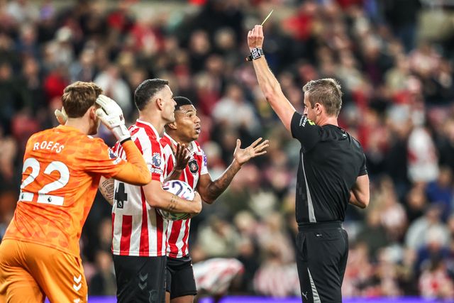 Referee John Brooks gives a red card to Reinildo Mandava of Sunderland during the Premier League match Sunderland vs Arsenal at Stadium Of Light, Sunderland, United Kingdom on 12 September 2026

(Photo by Alfie Cosgrove/News Images)