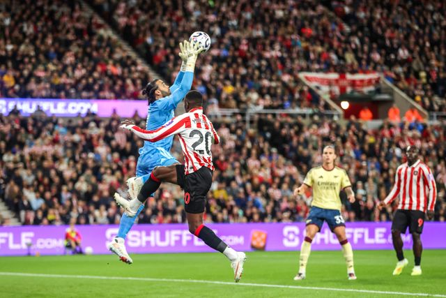 Arsenal goalkeeper David Raya and Nordi Mukiele of Sunderland battle for the ball during the Premier League match Sunderland vs Arsenal at Stadium Of Light, Sunderland, United Kingdom on 12 September 2026

(Photo by Alfie Cosgrove/News Images)