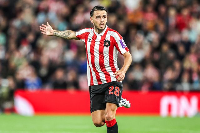 Enzo Le Fee of Sunderland gives his team instructions during the Premier League match Sunderland vs Arsenal at Stadium Of Light, Sunderland, United Kingdom on 12 September 2026

(Photo by Alfie Cosgrove/News Images)
