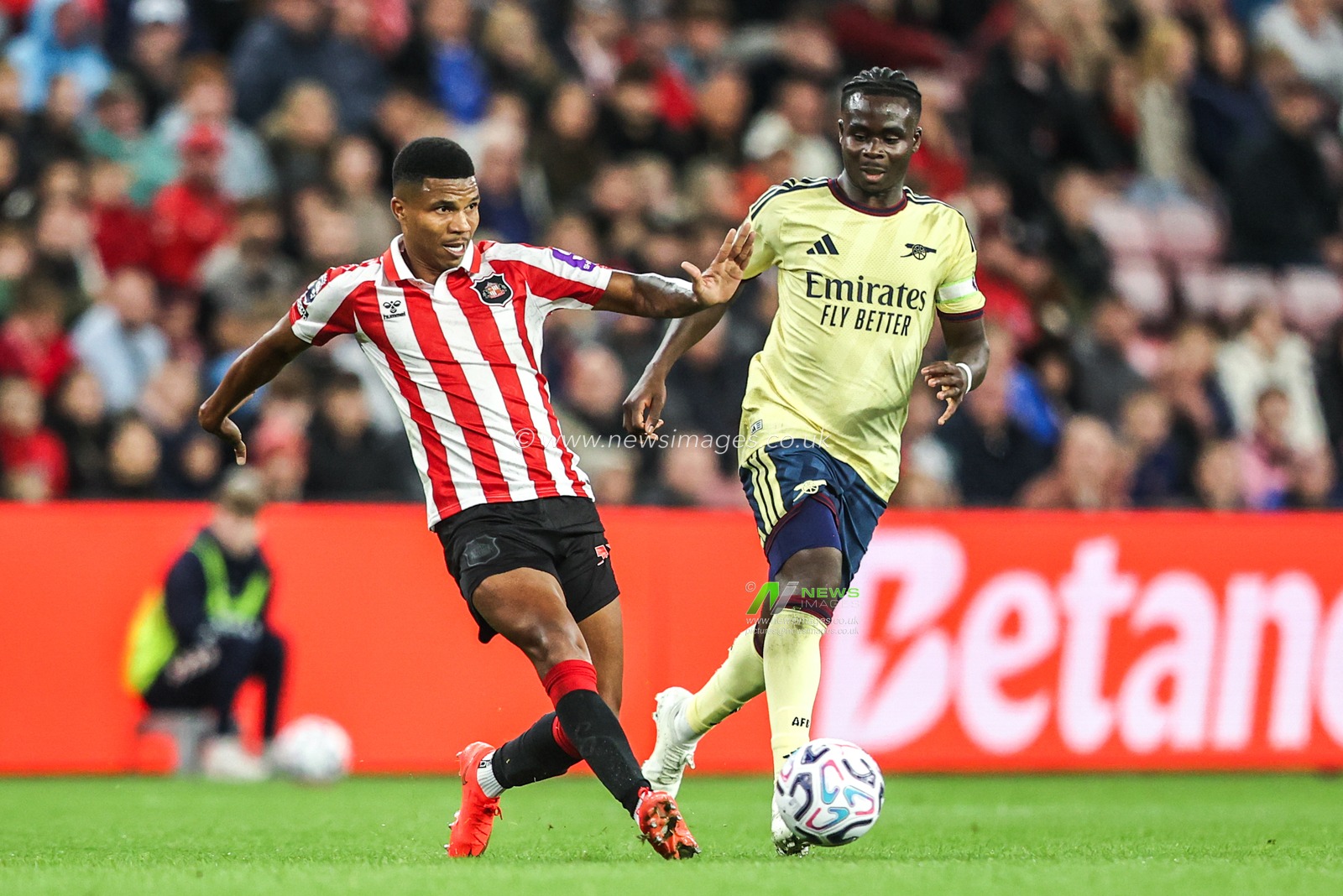 Reinildo Mandava of Sunderland passes the ball during the Premier League match Sunderland vs Arsenal at Stadium Of Light, Sunderland, United Kingdom on 12 September 2026

(Photo by Alfie Cosgrove/News Images)