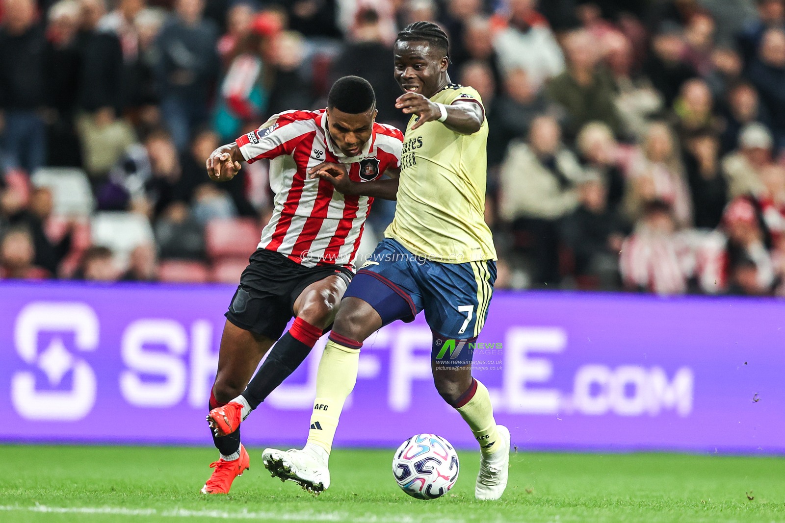 Reinildo Mandava of Sunderland and Bukayo Saka of Arsenal battle for the ball during the Premier League match Sunderland vs Arsenal at Stadium Of Light, Sunderland, United Kingdom on 12 September 2026

(Photo by Alfie Cosgrove/News Images)