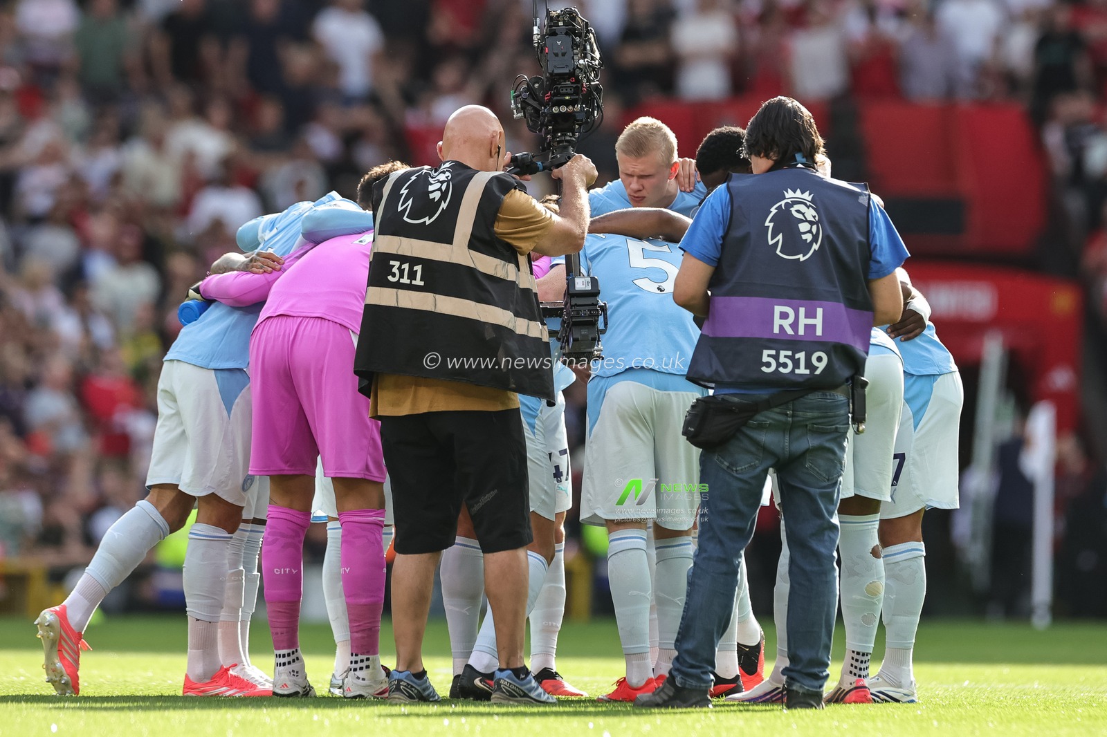 Manchester City team huddle during the Premier League match Manchester United vs Manchester City at Old Trafford, Manchester, United Kingdom on 13 September 2026

(Photo by Mark Cosgrove/News Images)