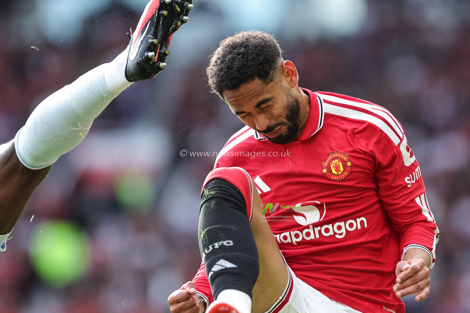 The boot of Marc Guehi of Manchester City nearly catches Matheus Cunha of Manchester United in the face during the Premier League match Manchester United vs Manchester City at Old Trafford, Manchester, United Kingdom on 13 September 2026

(Photo by Mark Cosgrove/News Images)