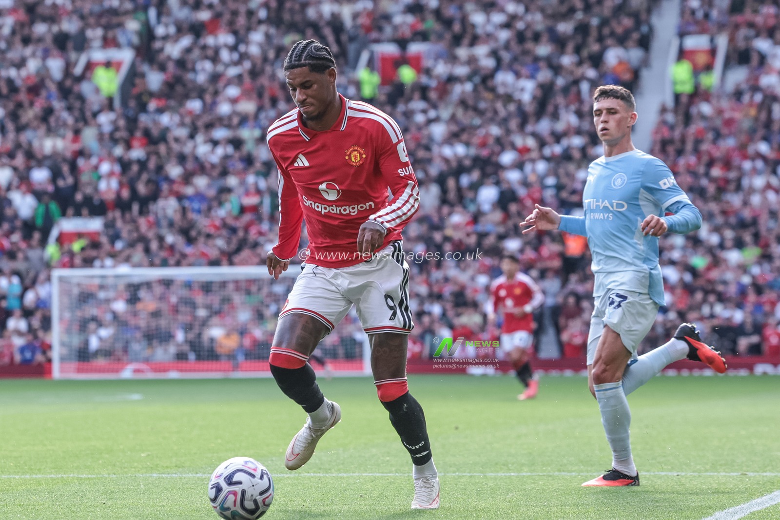 Marcus Rashford of Manchester United battle for the ball during the Premier League match Manchester United vs Manchester City at Old Trafford, Manchester, United Kingdom on 13 September 2026

(Photo by Mark Cosgrove/News Images)