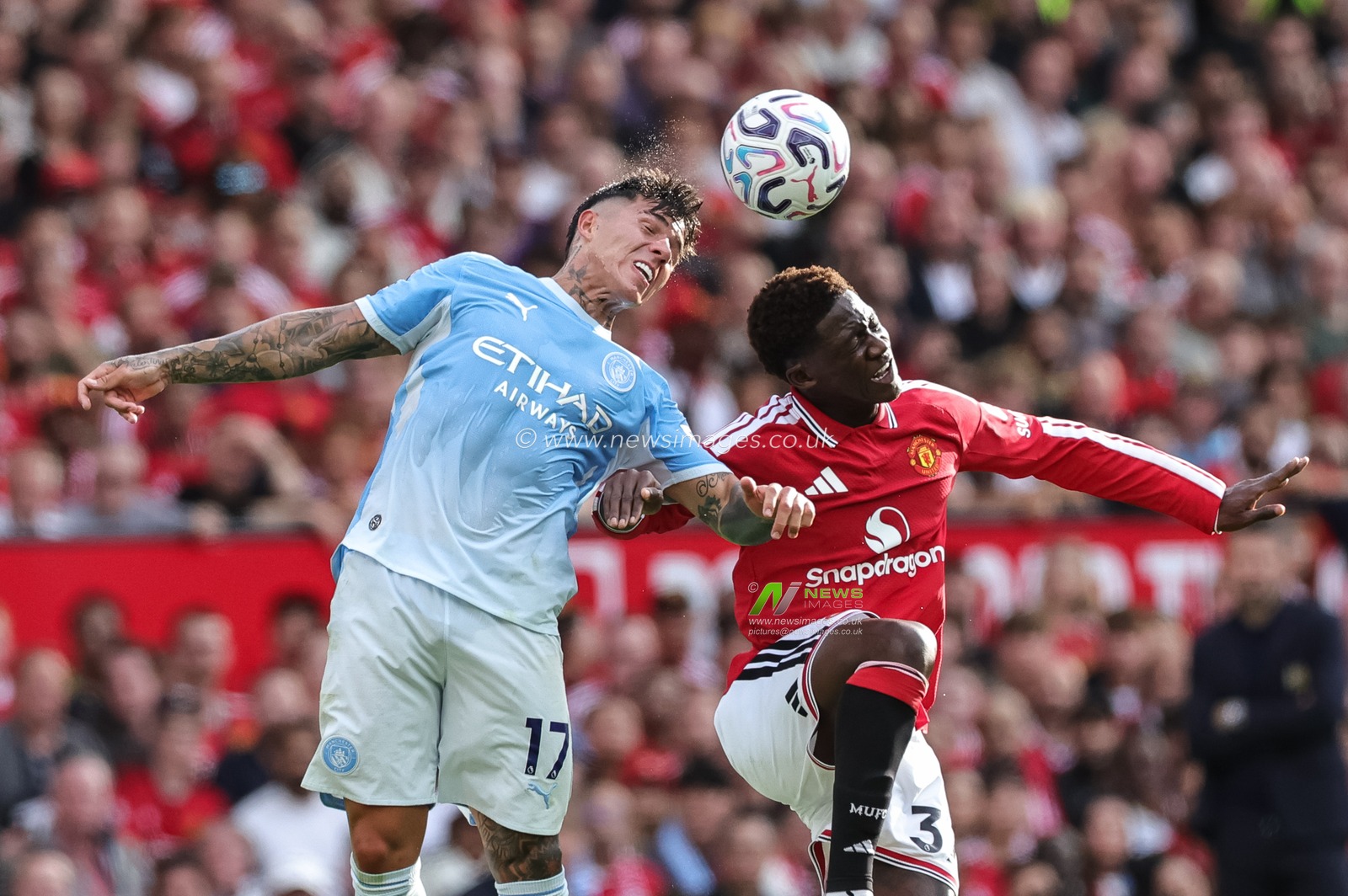 Enzo Fernandez of Manchester City and Kobbie Mainoo of Manchester United battle for the ball during the Premier League match Manchester United vs Manchester City at Old Trafford, Manchester, United Kingdom on 13 September 2026

(Photo by Mark Cosgrove/News Images)