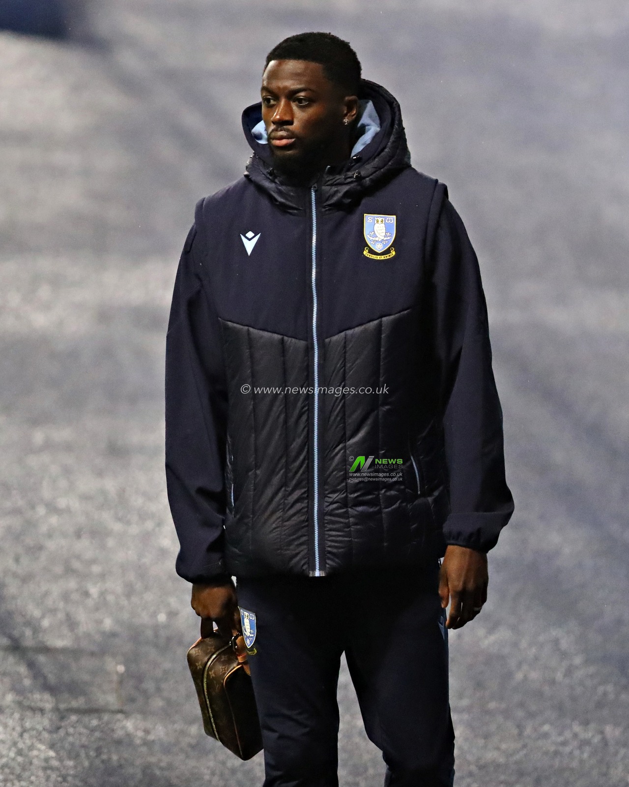 Dominic Iorfa of Sheffield Wednesday arrives before the Sky Bet Championship match Sheffield Wednesday vs Derby County at Hillsborough, Sheffield, United Kingdom, 15th December 2025(Photo by Sam Eaden/News Images)*** GER AUT SUI OUT ***