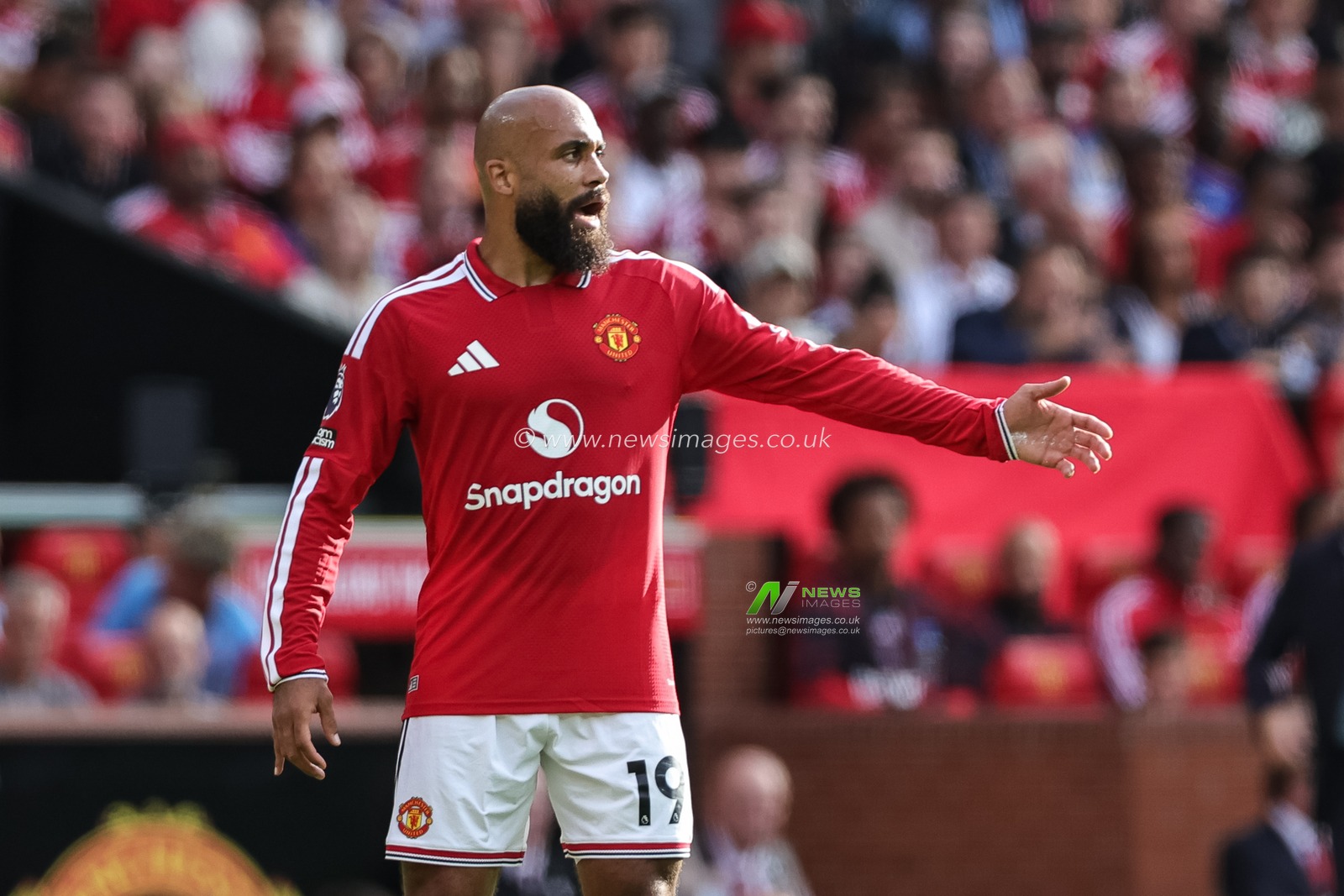 Bryan Mbeumo of Manchester United gives his team instructions during the Premier League match Manchester United vs Manchester City at Old Trafford, Manchester, United Kingdom on 13 September 2026

(Photo by Mark Cosgrove/News Images)