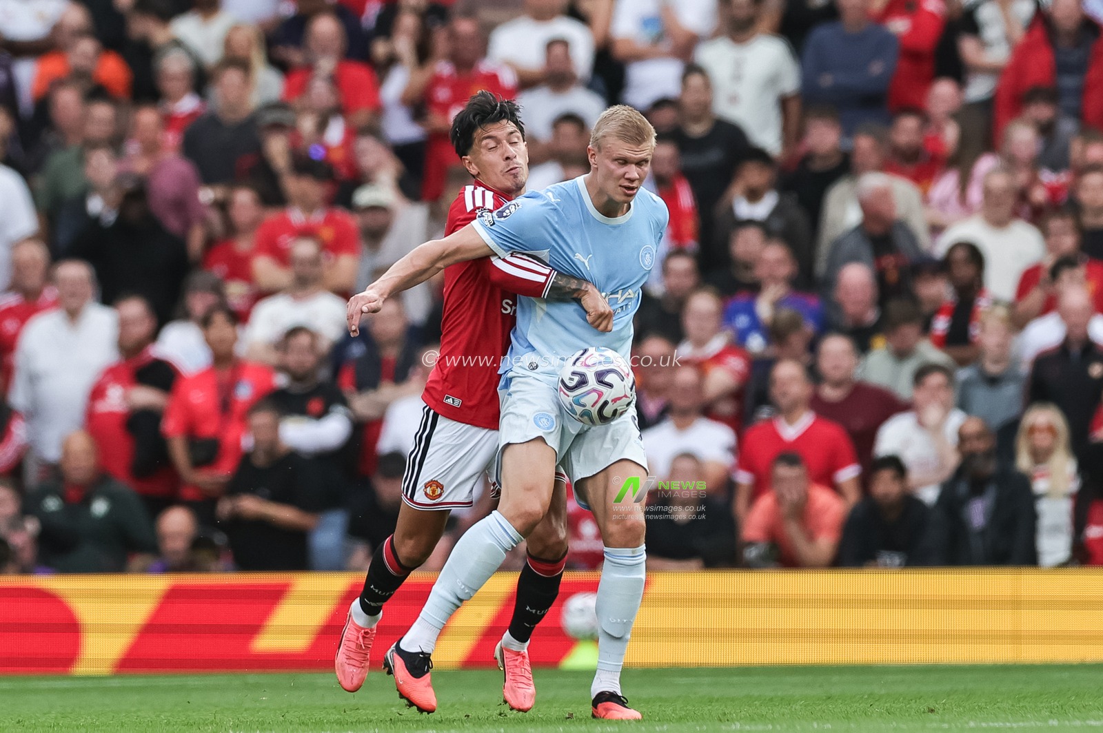 Erling Haaland of Manchester City holds off Lisandro Martinez of Manchester United during the Premier League match Manchester United vs Manchester City at Old Trafford, Manchester, United Kingdom on 13 September 2026

(Photo by Mark Cosgrove/News Images)