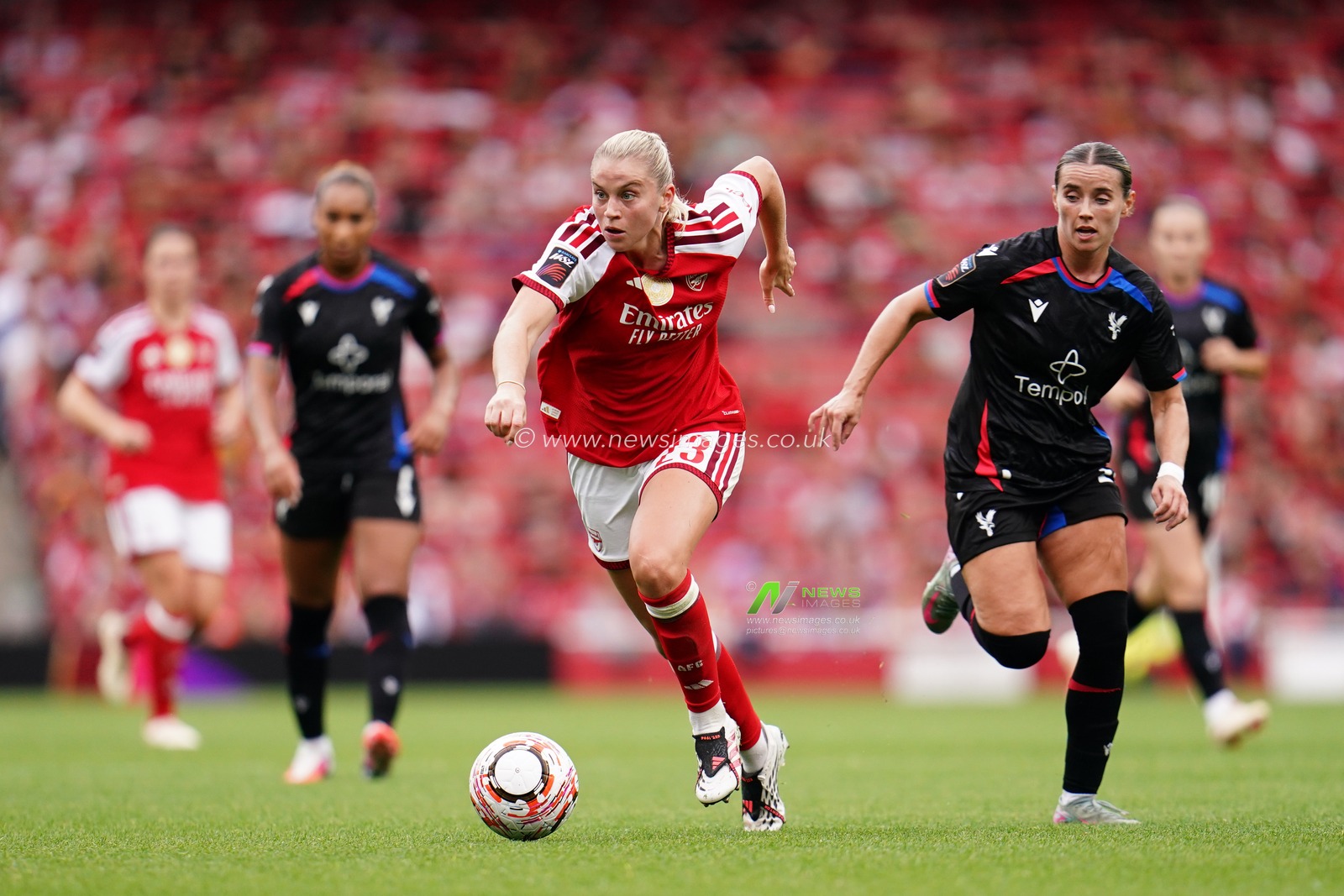 Alessia Russo of Arsenal drives forward with the ball under pressure during the Women's Super League match Arsenal vs Crystal Palace at Emirates, London, United Kingdom on 13 September 2026

(Photo by Harvey Murphy/News Images)