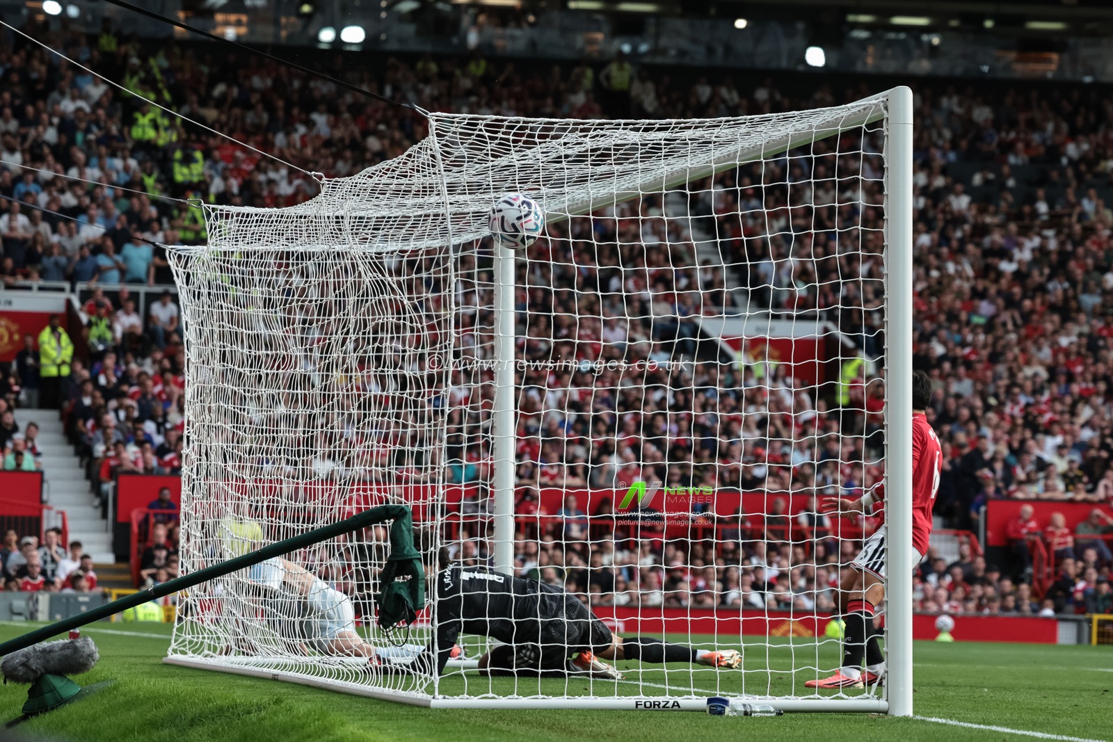 Erling Haaland of Manchester City scores to make it 0-1 during the Premier League match Manchester United vs Manchester City at Old Trafford, Manchester, United Kingdom on 13 September 2026

(Photo by Mark Cosgrove/News Images)