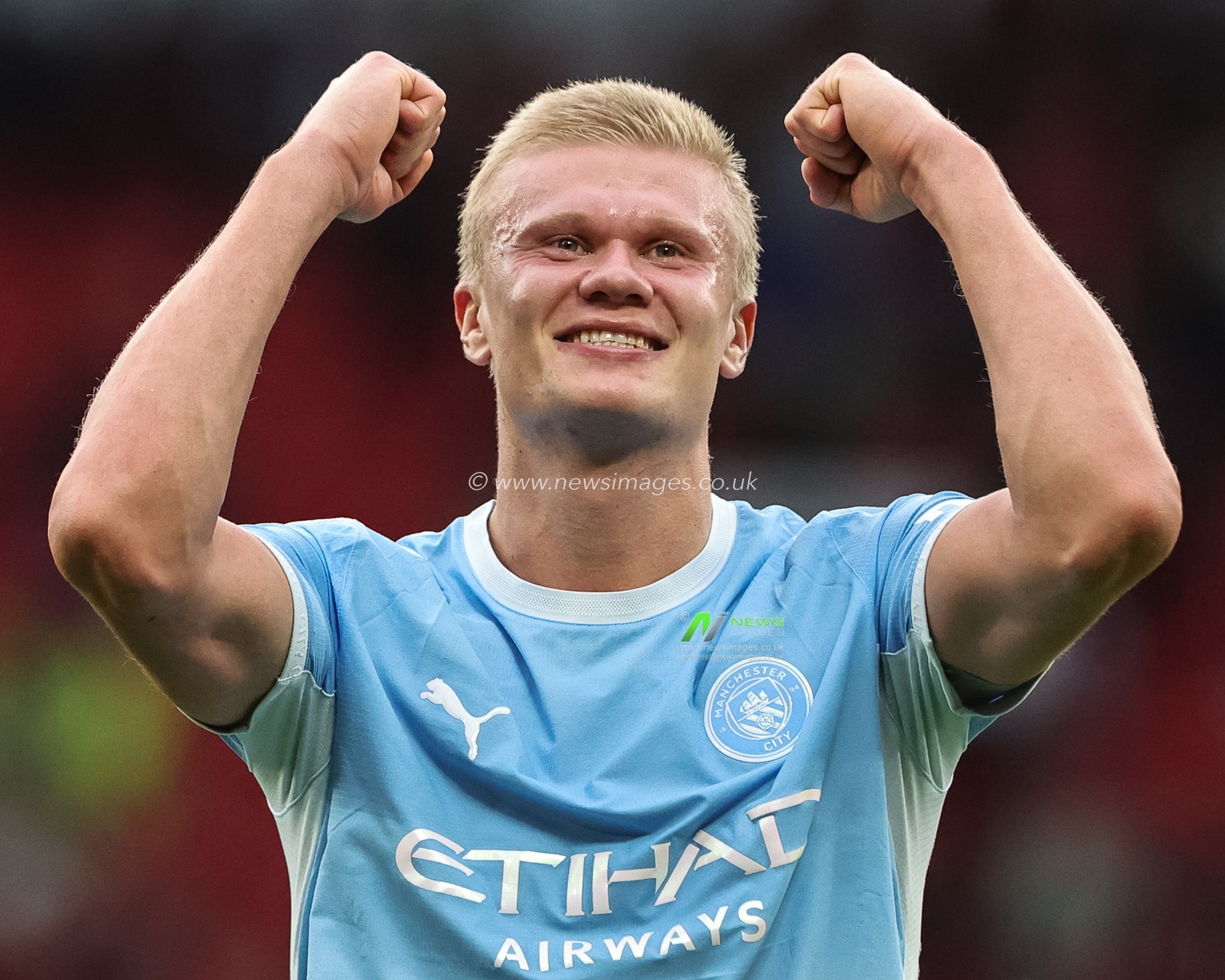 Goalscorer Erling Haaland of Manchester City celebrates the 0-1 win with the City cans during the Premier League match Manchester United vs Manchester City at Old Trafford, Manchester, United Kingdom on 13 September 2026

(Photo by Mark Cosgrove/News Images)