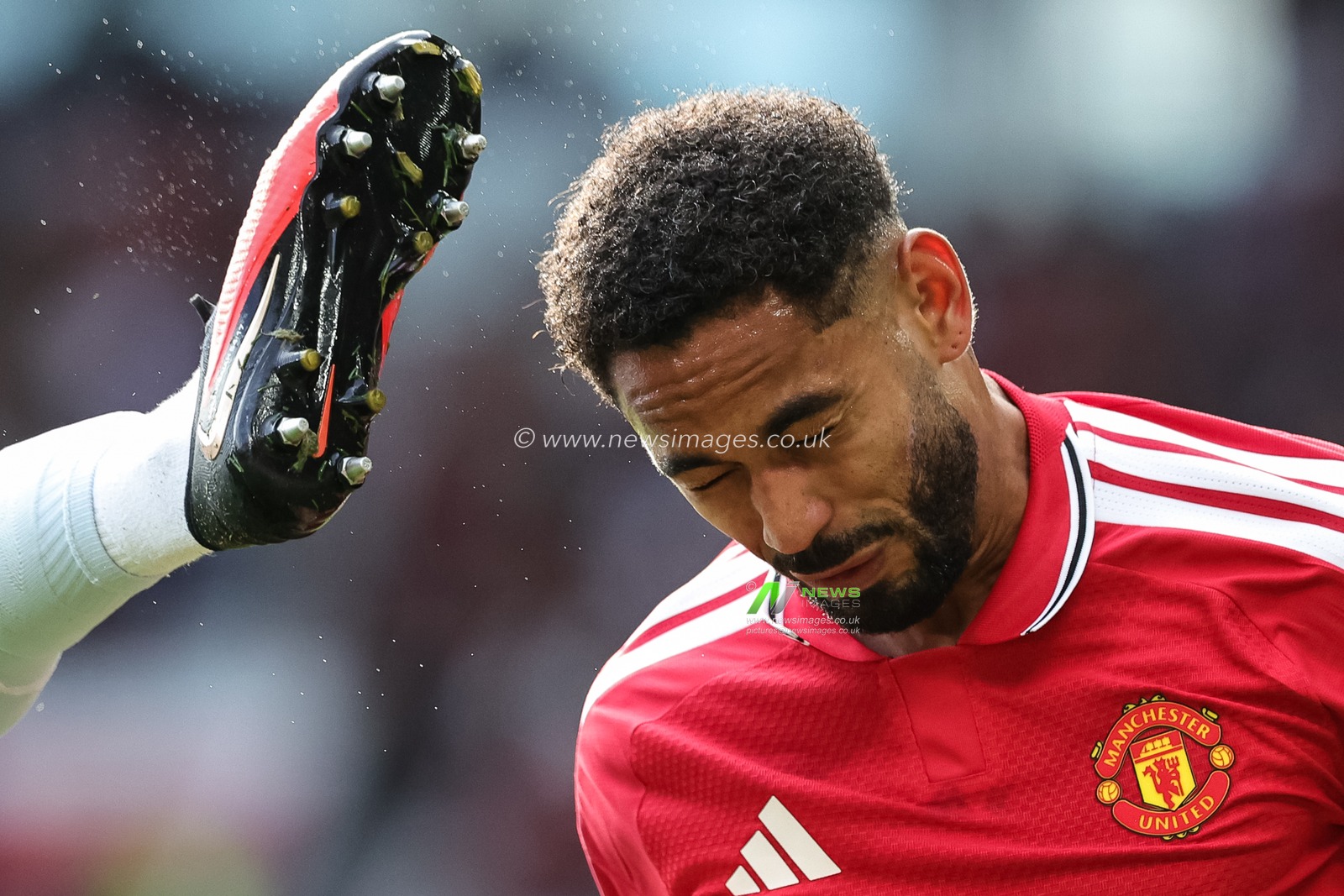 The boot of Marc Guehi of Manchester City nearly catches Matheus Cunha of Manchester United in the face during the Premier League match Manchester United vs Manchester City at Old Trafford, Manchester, United Kingdom on 13 September 2026

(Photo by Mark Cosgrove/News Images)