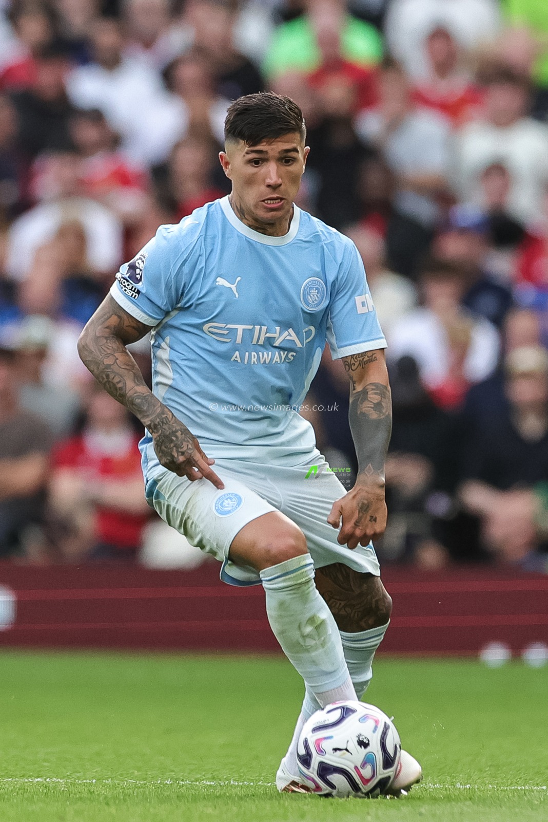 Enzo Fernandez of Manchester City breaks with the ball during the Premier League match Manchester United vs Manchester City at Old Trafford, Manchester, United Kingdom on 13 September 2026

(Photo by Mark Cosgrove/News Images)