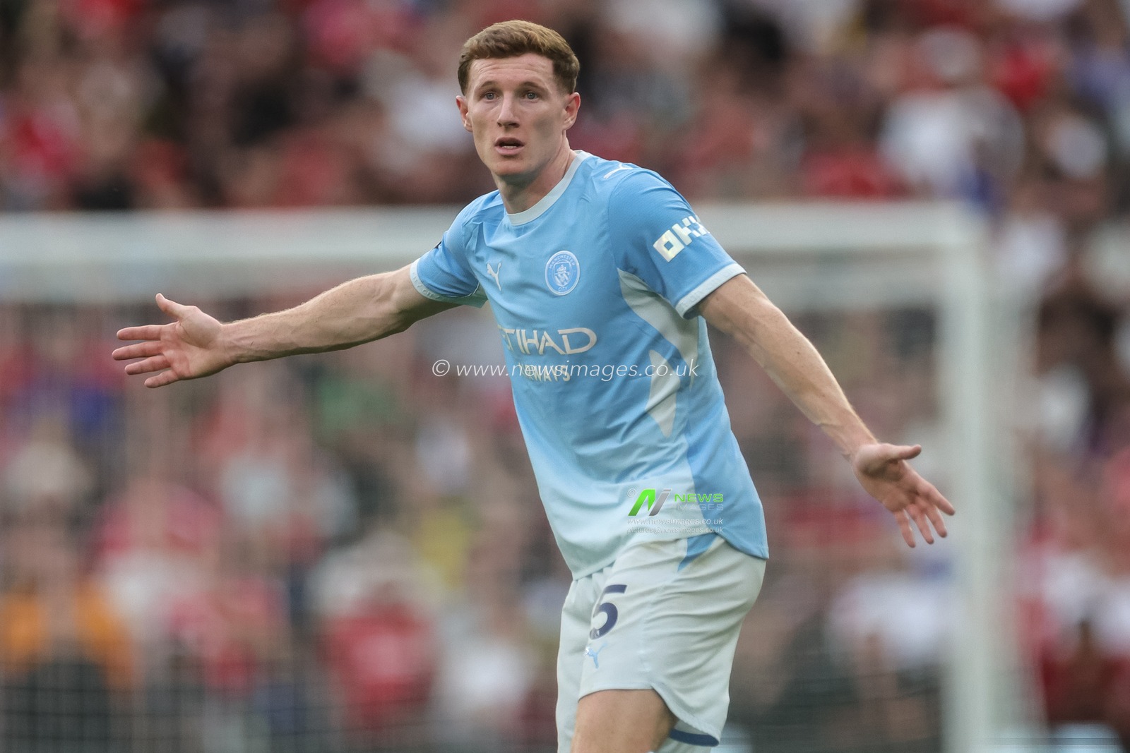 Elliot Anderson of Manchester City gives his team instructions during the Premier League match Manchester United vs Manchester City at Old Trafford, Manchester, United Kingdom on 13 September 2026

(Photo by Mark Cosgrove/News Images)