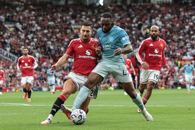 Diogo Dalot of Manchester United holds off Antoine Semenyo of Manchester City during the Premier League match Manchester United vs Manchester City at Old Trafford, Manchester, United Kingdom on 13 September 2026

(Photo by Mark Cosgrove/News Images)