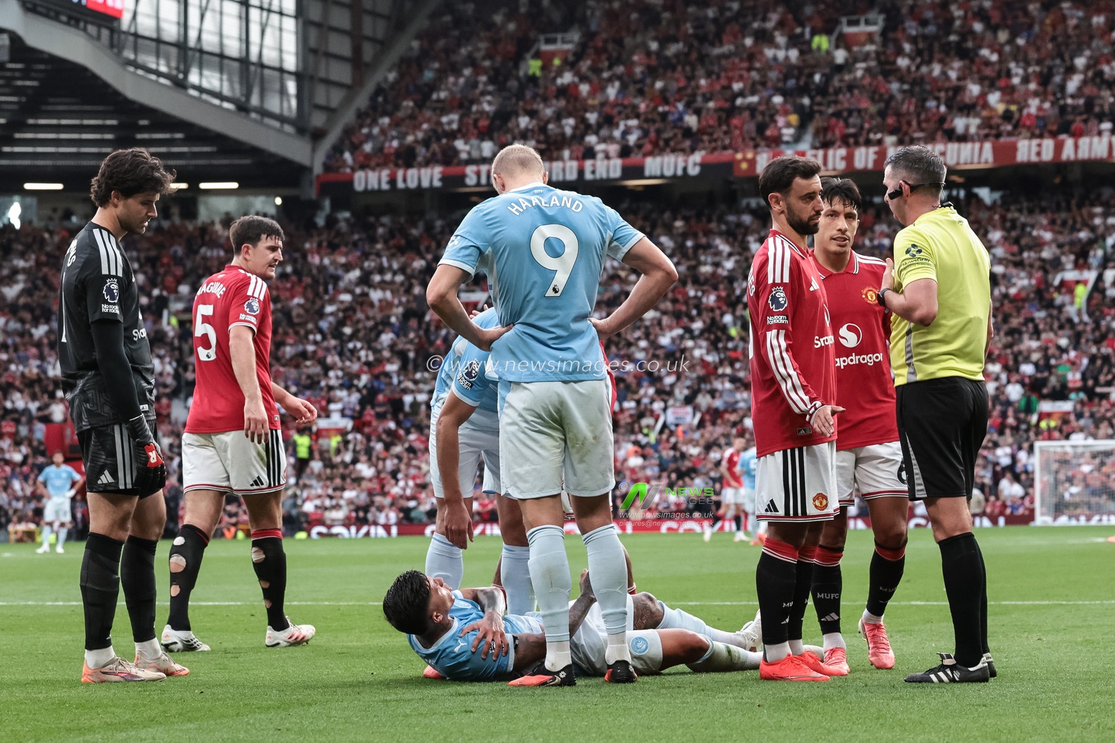Enzo Fernandez of Manchester City takes a knock before receiving a yellow card and Bruno Fernandes of Manchester United speaks with referee Michael Oliver during the Premier League match Manchester United vs Manchester City at Old Trafford, Manchester, United Kingdom on 13 September 2026

(Photo by Mark Cosgrove/News Images)