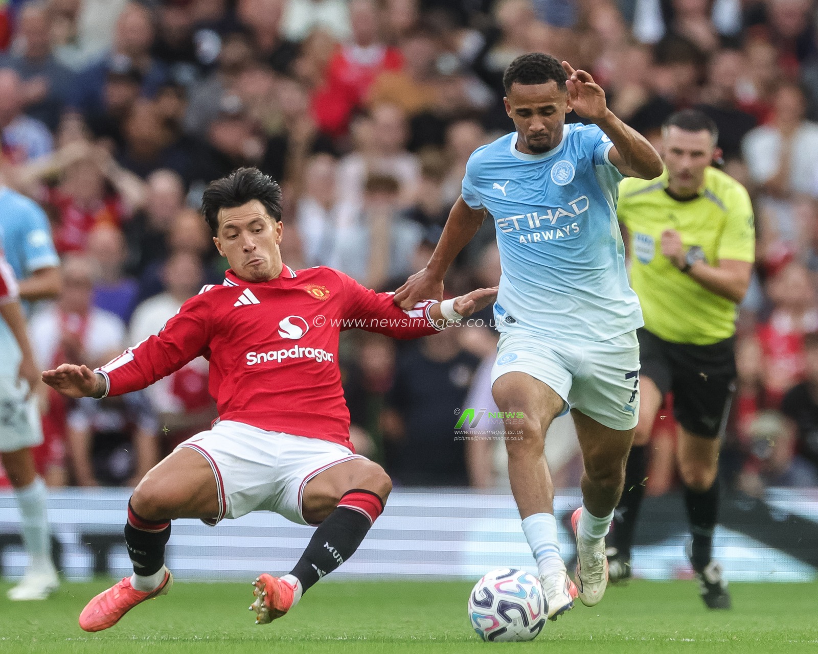 Lisandro Martinez of Manchester United and Iliman Ndiaye of Manchester City battle for the ball  during the Premier League match Manchester United vs Manchester City at Old Trafford, Manchester, United Kingdom on 13 September 2026

(Photo by Mark Cosgrove/News Images)