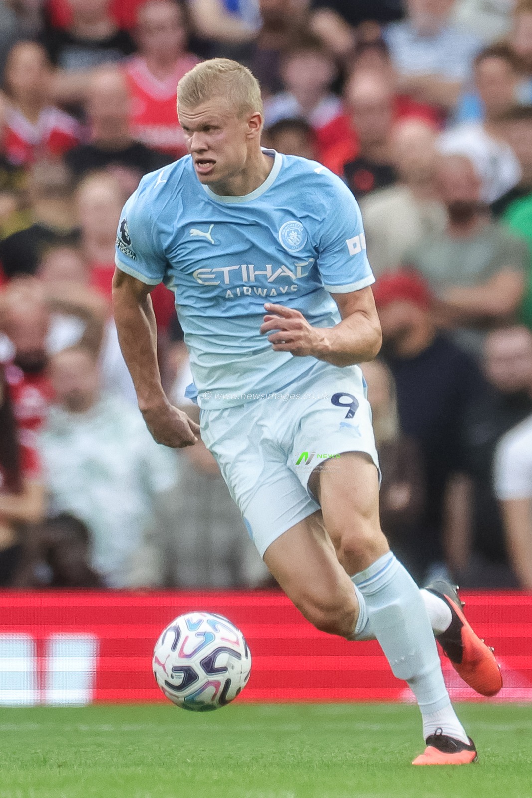 Erling Haaland of Manchester City breaks with the ball during the Premier League match Manchester United vs Manchester City at Old Trafford, Manchester, United Kingdom on 13 September 2026

(Photo by Mark Cosgrove/News Images)