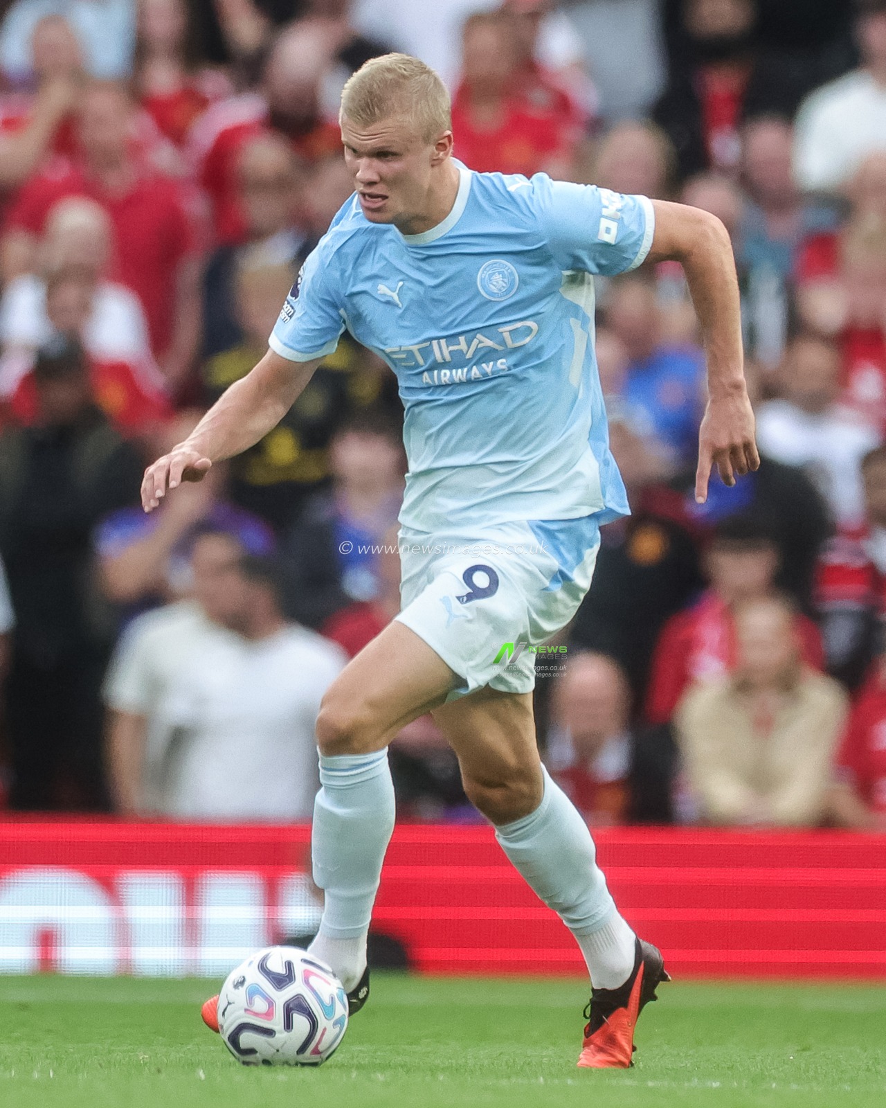 Erling Haaland of Manchester City breaks with the ball during the Premier League match Manchester United vs Manchester City at Old Trafford, Manchester, United Kingdom on 13 September 2026

(Photo by Mark Cosgrove/News Images)