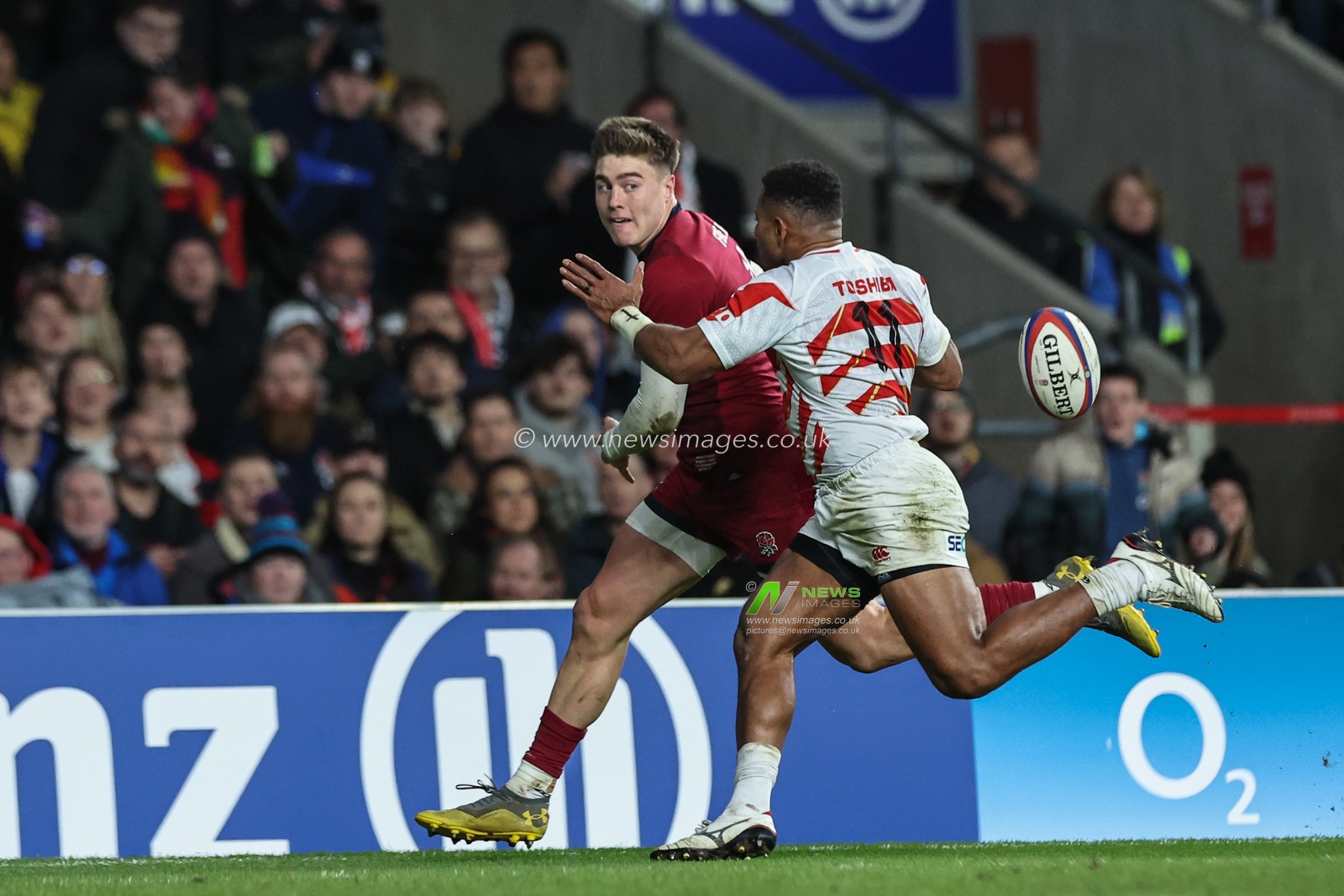 Tommy Freeman of England throws the ball round his back to George Furbank of England as he goes on to score a try during the Autumn Nations Series match England vs Japan at Allianz Stadium, Twickenham, United Kingdom, 24th November 2024

(Photo by Mark Cosgrove/News Images)