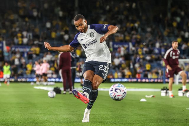 Jacob Murphy of Newcastle United in the pregame warmup session during the Premier League match Leeds United vs Newcastle Untied at Elland Road, Leeds, United Kingdom on 14 September 2026

(Photo by Alfie Cosgrove/News Images)