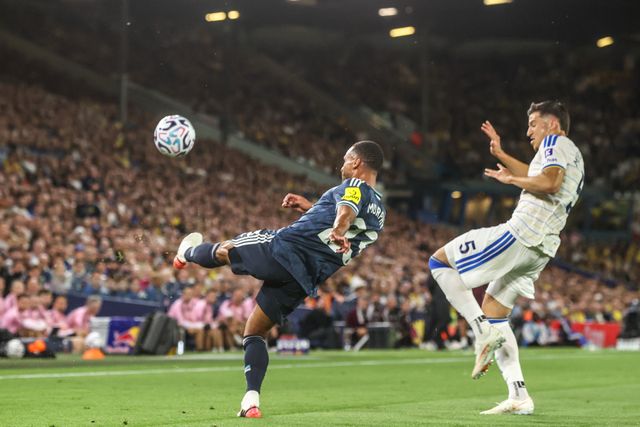 Jacob Murphy of Newcastle United clears the ball under pressure from Tarik Muharemovic of Leeds United during the Premier League match Leeds United vs Newcastle Untied at Elland Road, Leeds, United Kingdom on 14 September 2026

(Photo by Alfie Cosgrove/News Images)