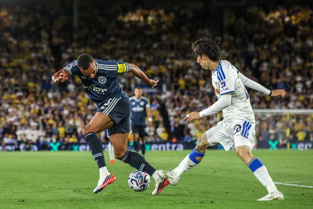 Jacob Murphy of Newcastle United and Ao Tanaka of Leeds United battle for the ball during the Premier League match Leeds United vs Newcastle Untied at Elland Road, Leeds, United Kingdom on 14 September 2026

(Photo by Alfie Cosgrove/News Images)