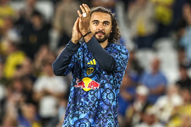 Dominic Calvert-Lewin of Leeds United applauds the fans after the game during the Premier League match Leeds United vs Newcastle Untied at Elland Road, Leeds, United Kingdom on 14 September 2026

(Photo by Alfie Cosgrove/News Images)