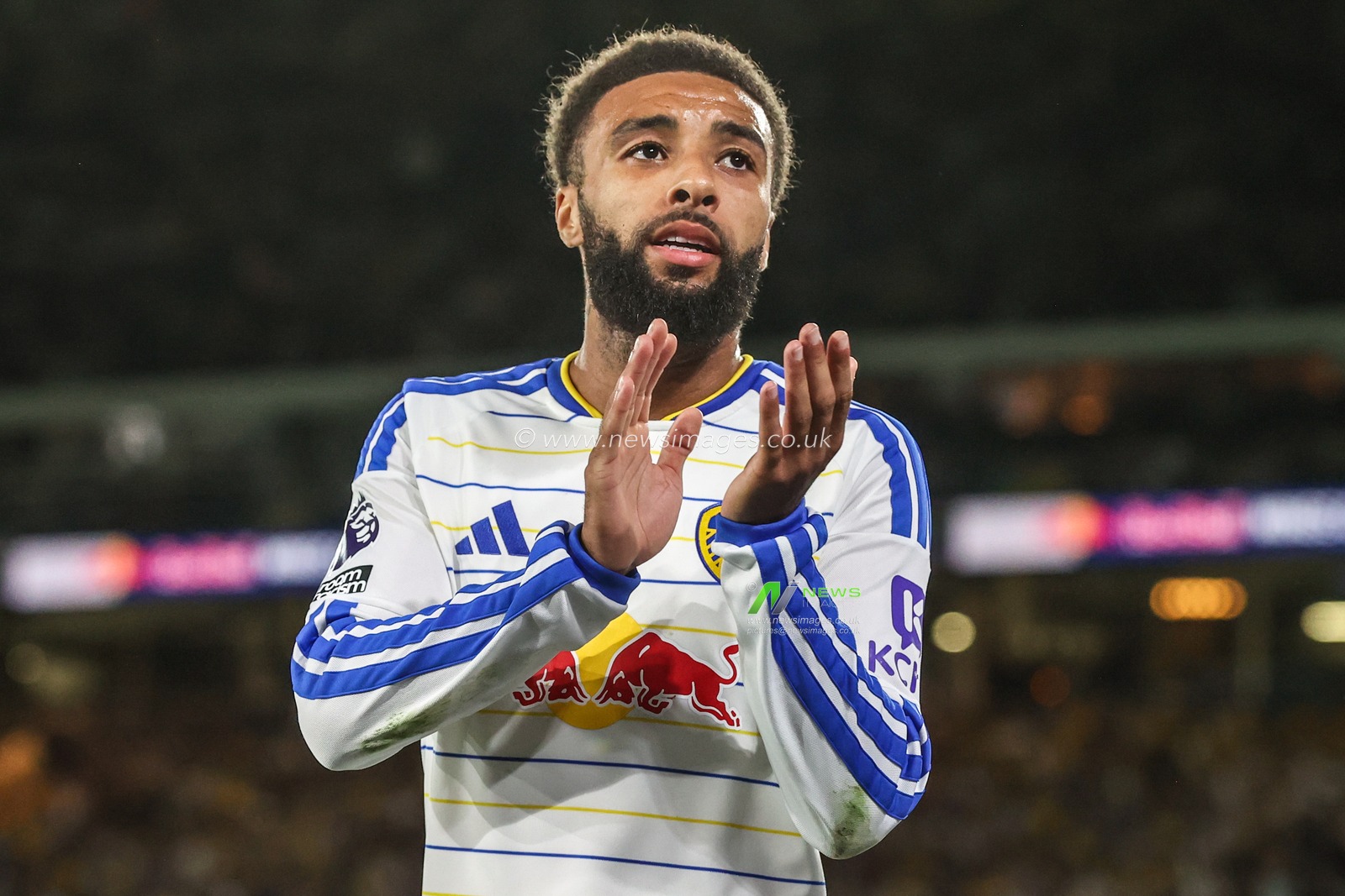 Jayden Bogle of Leeds United applauds the fans as he is substituted off during the Premier League match Leeds United vs Newcastle Untied at Elland Road, Leeds, United Kingdom on 14 September 2026

(Photo by Alfie Cosgrove/News Images)