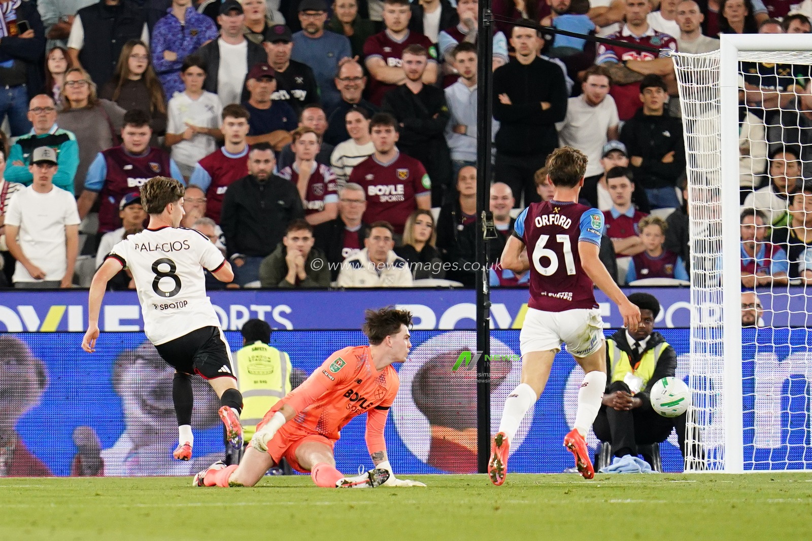 Cesar Palacios of Fulham scores to make it 2-1 during the Carabao Cup round 3 match West Ham United vs Fulham at London Stadium, London, United Kingdom on 15 September 2026

(Photo by Harvey Murphy/News Images)