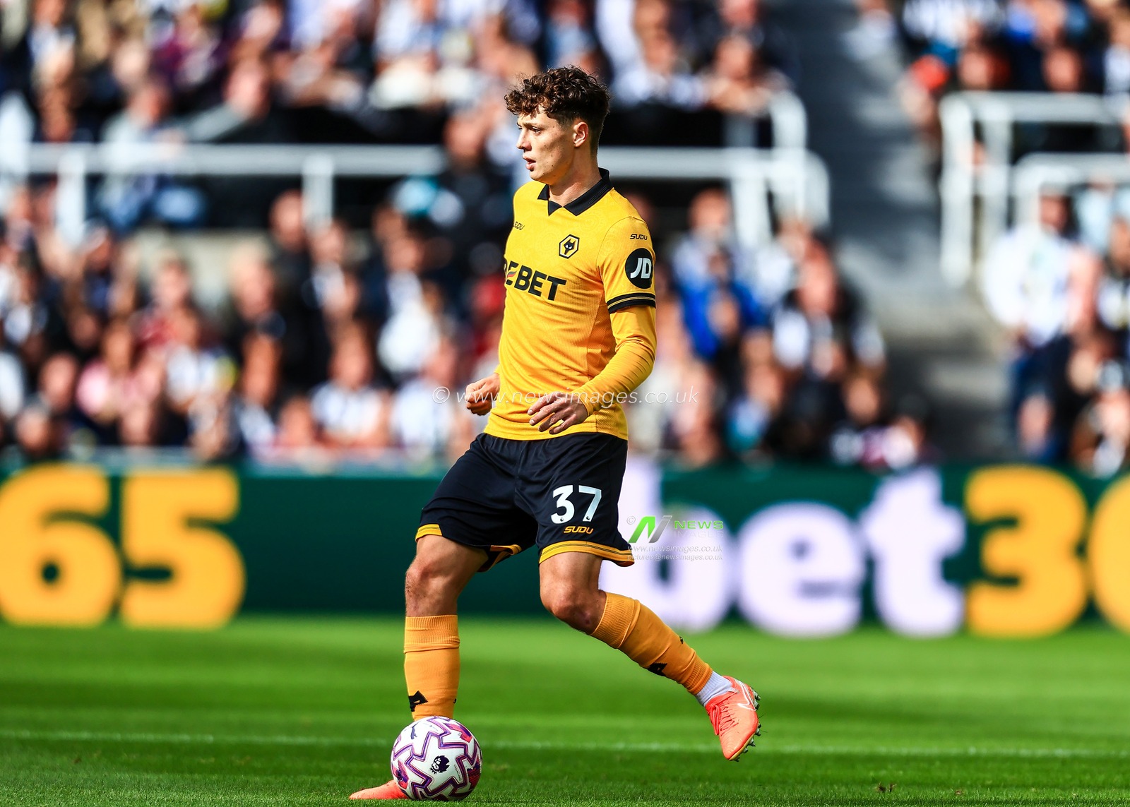 Pedro Lima of Wolverhampton Wanderers in action during the Premier League match Newcastle United vs Wolverhampton Wanderers at St. James's Park, Newcastle, United Kingdom, 13th September 2025

(Photo by Richard Bierton/News Images)