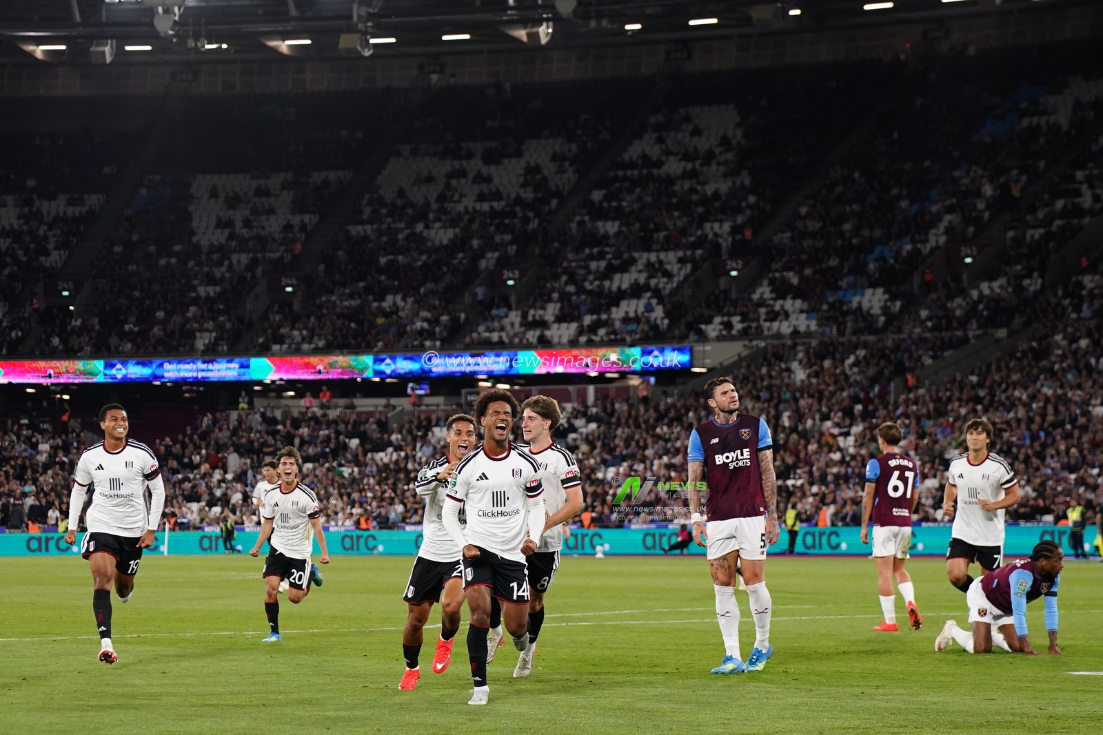 Oscar Bobb of Fulham celebrates goal to make it 2-3 during the Carabao Cup round 3 match West Ham United vs Fulham at London Stadium, London, United Kingdom on 15 September 2026

(Photo by Harvey Murphy/News Images)