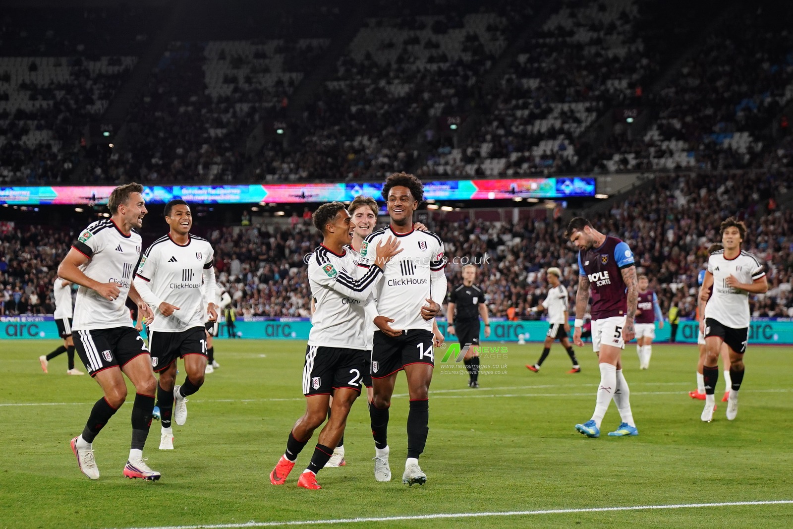 Oscar Bobb of Fulham scores and celebrates to make it 2-3 during the Carabao Cup round 3 match West Ham United vs Fulham at London Stadium, London, United Kingdom on 15 September 2026

(Photo by Harvey Murphy/News Images)